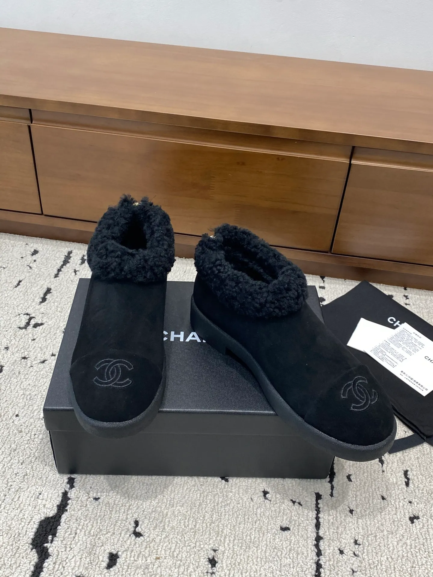 👟👟Ex-factory price 640👟👟 🍀Chanel 2025 autumn and winter style wool shoes Chanel new autumn and winter genuine wool slippers and boots Xiaoxiang 2025 autumn and winter one of the most beautiful snow boots Classic, beautiful and warm snow boots ❤️super warm! It's enough to have it this winter, it's really beautiful and fairy~ Materials and craftsmanship: The upper is made of custom sheepskin/wool/sheepskin, and the inner pads are all made of wool. It feels very soft and comfortable! The sole is the original TPU outsole Size: 35-39 (40.41 customized, non-refundable)